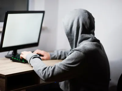 Persoană care spionează - Foto: Freepik (Imagine cu rol ilustrativ)