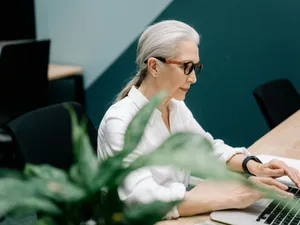 Femeie în etate lucrând la laptop - Foto: Pexels/cottonbro studio