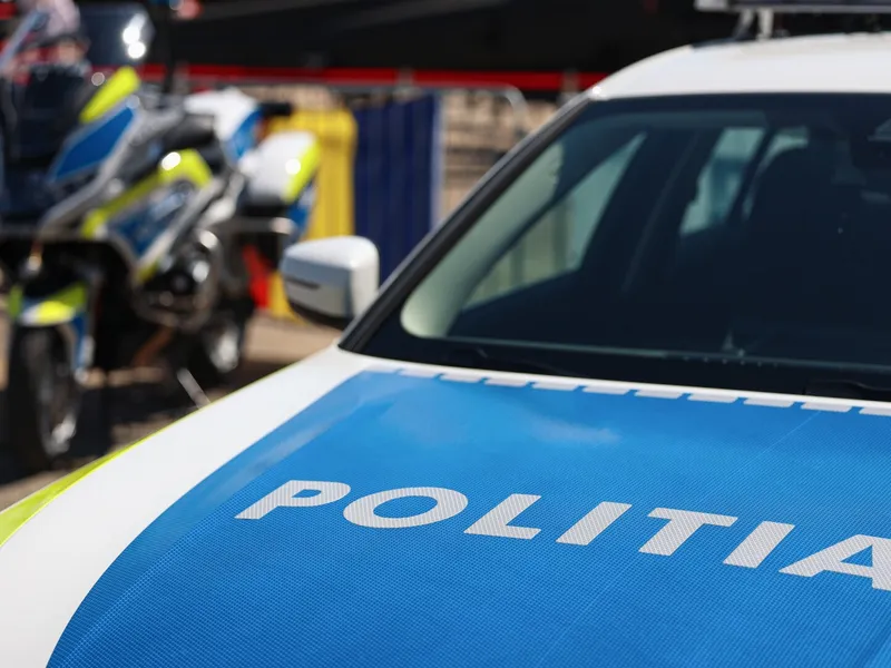Prin ce a trecut o familie după ce Poliția Română a dărâmat ușa greșită. „Mi-au speriat copilul” - Foto: Profimedia
