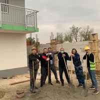 Florin Salam s-a apucat să construiască blocuri împreună cu câteva persoane apropiate Foto: Wowbiz