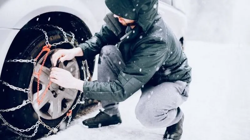 Nouă dilemă pentru șoferi: Lanțuri sau „șosete” de zăpadă pentru cauciucuri? Ce spun specialiștii - Foto: .caradisiac.com - Imagine cu rol ilustrativ
