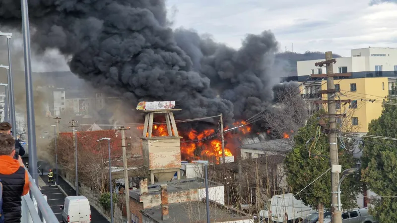 Incendiu de proporții la Sibiu. 50 de oameni, evacuați din case. Intervin pompieri din 5 județe - Foto: ISU Sibiu
