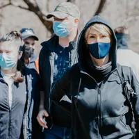 Raluca Turcan, imagine cu mască de la aceeași acțiune de împădurire. Sursă: Facebook