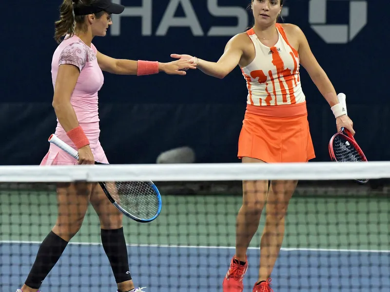 VICTORIE. Monica Niculescu şi Gabriela Ruse au câştigat titlul în proba de dublu la Hong Kong (WTA) - Foto: Profimedia Images