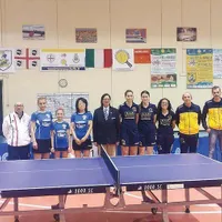 ALESSIA PAULIUC, (stânga), alături de colega sa de club Dora Moldovan și antrenoarea Nicoleta Husar, după ce au câștigat primul loc pe echipe la Linz - Austria