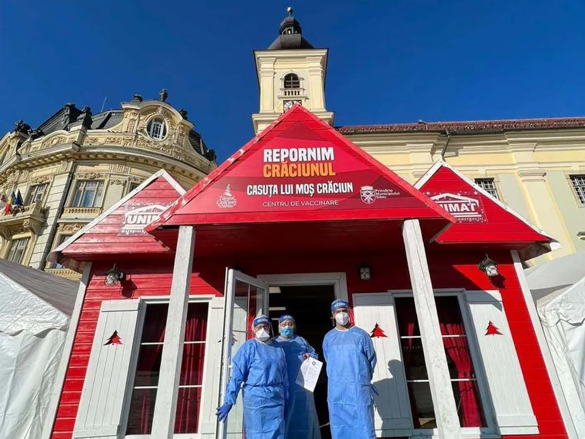 Căsuţa lui Moş Crăciun din Piaţa Mare din Sibiu, centru de vaccinare anti-COVID. / Foto: Primăria Sibiu, Facebook