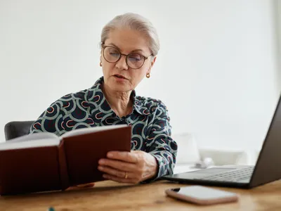 Pensionar verificând pensia la un birou - Foto: Freepik
