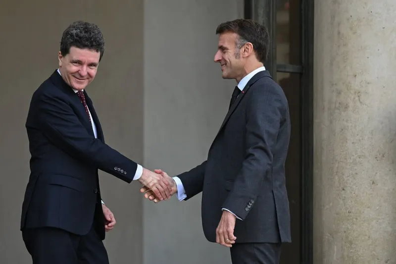 Preşedintele României, Nicuşor Dan, întâmpinat de preşedintele Franţei, Emmanuel Macron - Foto: Profimedia Images