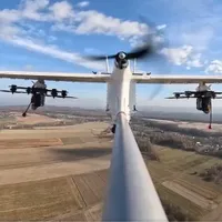 VIDEO O dronă-mamă aeriană a Ucrainei lansează alte aparate fără pilot în misiuni kamikaze - FOTO: Captură X