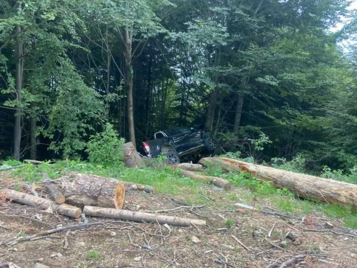 Două femei și doi copii, la spital, după o aventură off-road. Șoferița a pierdut controlul - Foto: IPJ Vâlcea