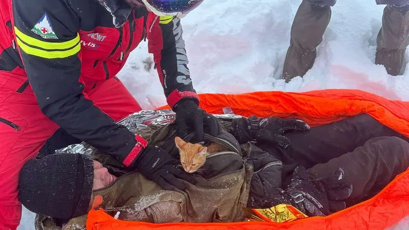 Scenariu de film? NU! Un tânăr care a căzut într-o râpă, ținut în viață 24h de pisicuța lui - Foto: Salvamont Maramureș