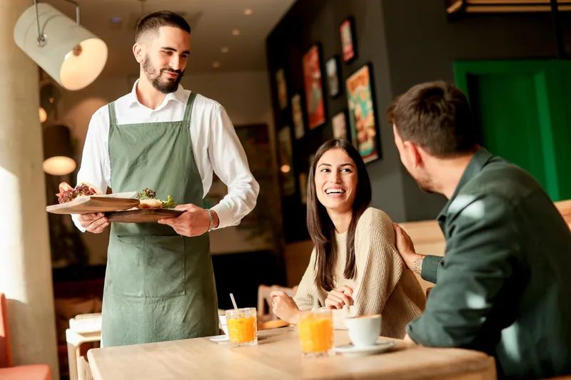 Persoane care stau la masă - Foto: Freepik (Imagine cu rol ilustrativ)