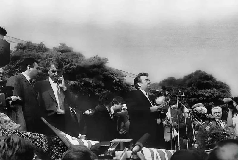 Mircea Snegur, la 27 august 1991, vorbind mulțimii