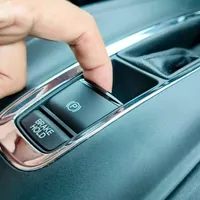 Ai mașină cu frână de mână electrică? 3 funcții ascunse pe care nu mulți șoferi le cunosc - Foto: magnific.com