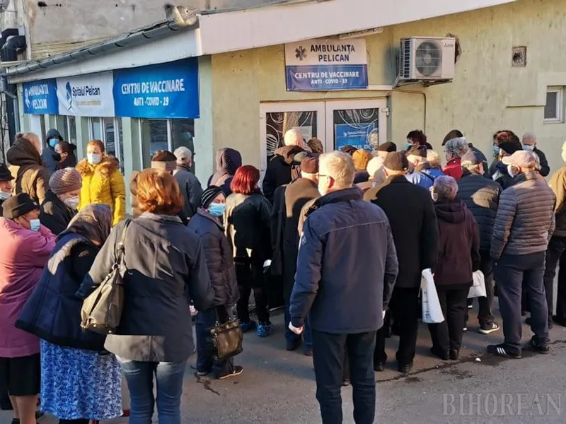 Aproape 100 de persoane, la coadă la vaccinare, fără măsuri de protecție și în frig. Foto Bihoreanul