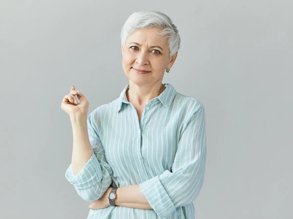 Pensionară așteptând pensia - Foto: Freepik