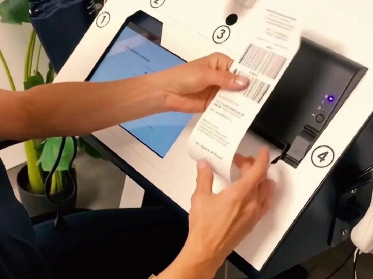 Pacientul primește rețetă după ce se consultă singur - Foto: ziarulromanesc.de