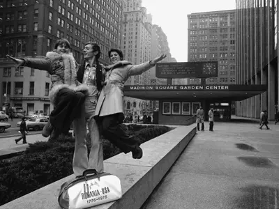 Nadia Comăneci și gimnasta americană Ann Carr, îmăreună cu primul campion mondial al gimnasticii amasculine românești, la Madison Square Garden din New York , în 1976 Foto: profimediaimages.ro