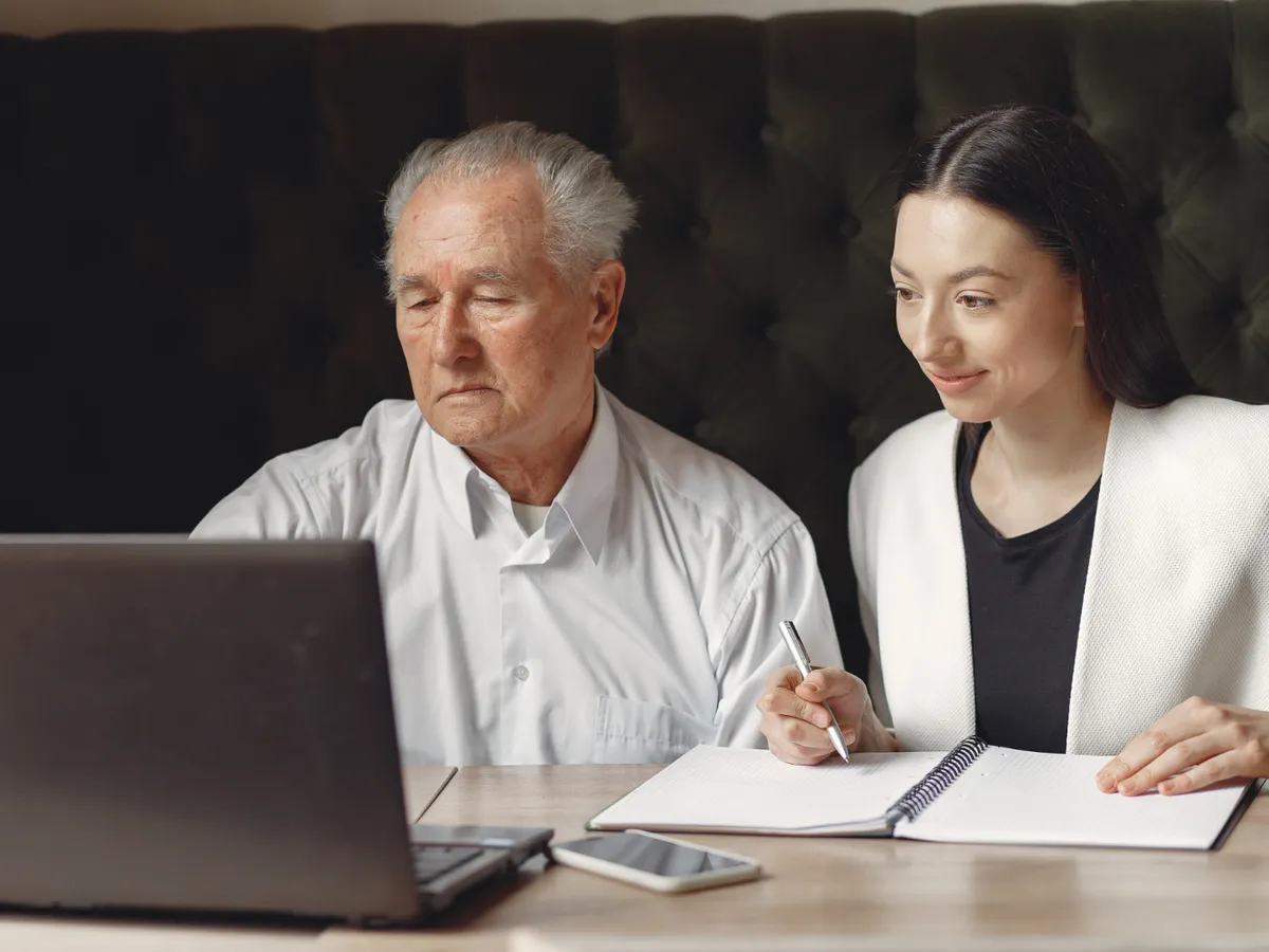 pensionar și avocat foto: freepik (rol ilsutrativ)