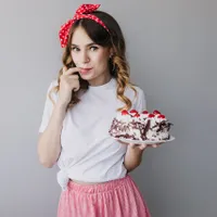 Tânără gustând dintr-un tort - Foto: Freepik (rol ilustrativ)