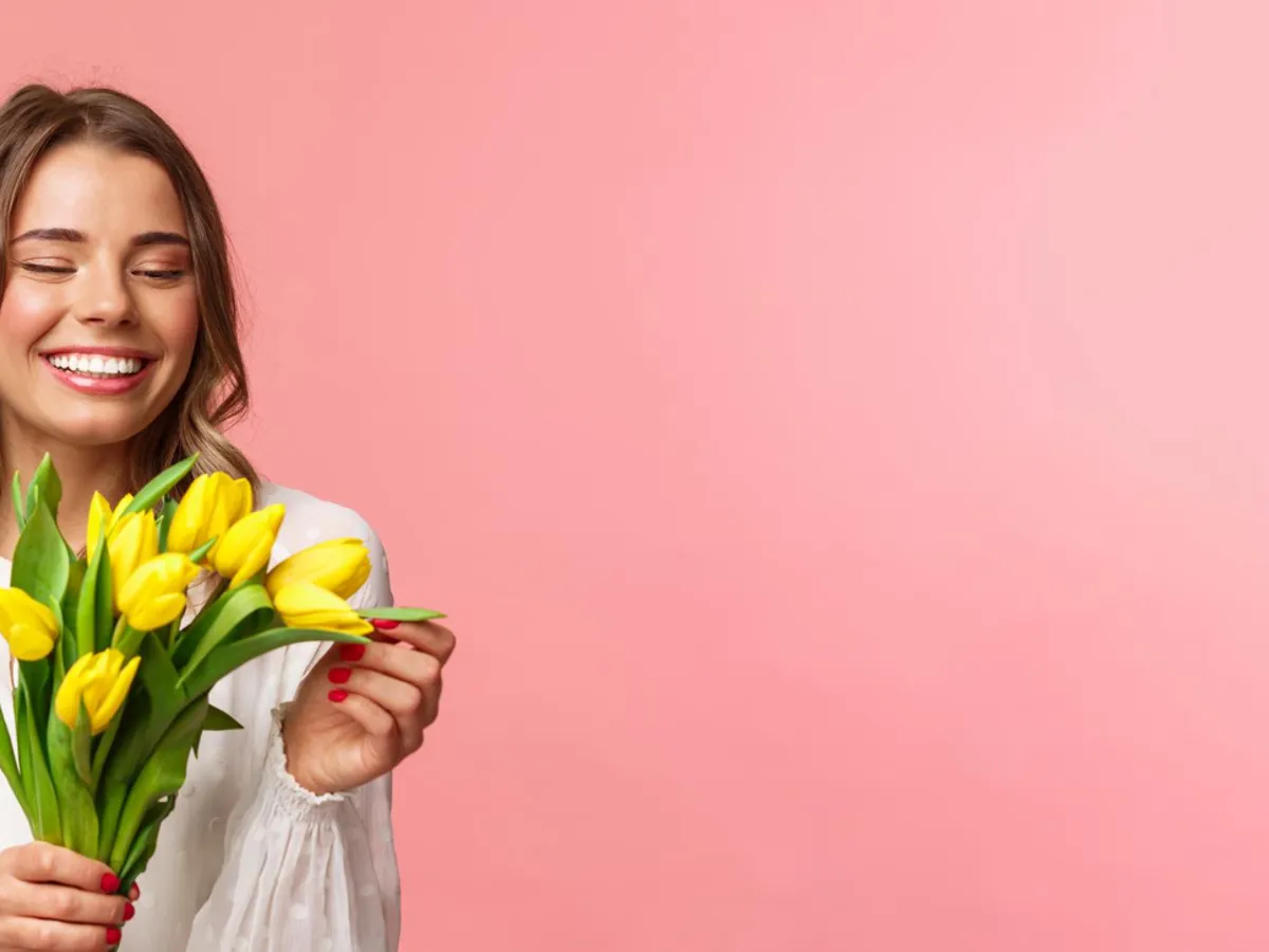 Femeie vu flori Foto: Freepik (imagine cu rol ilsutrativ)