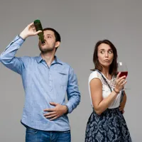 Tineri beau alcool. Risc de cancer - Foto: Freepik