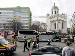 Un autocar cu 50 de turiști din Grecia a agățat una dintre porțile de presemnalizare ale Pasajului de la Unirii Foto: INQUAM Photos/George Călin