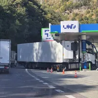 Accident grav într-o benzinărie de pe Valea Oltului. Un camion a lovit pompele de carburant - Foto; News.ro