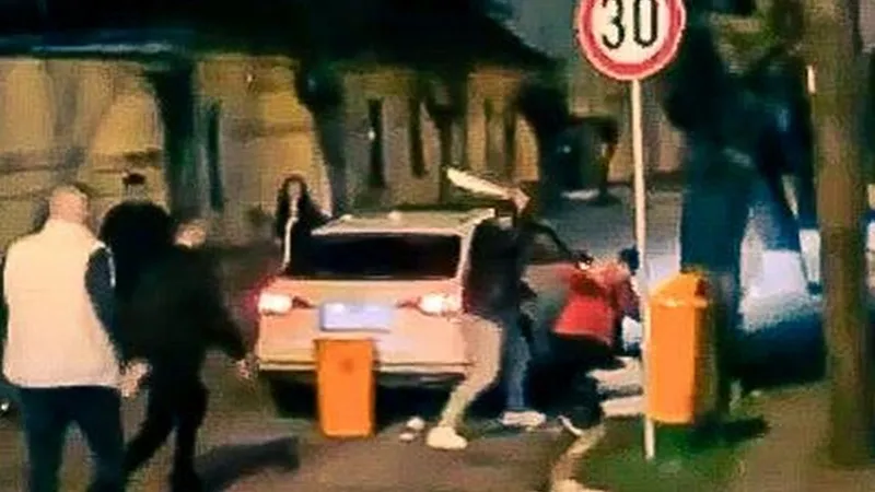 Luptă cu sabia, pumni și coșuri de gunoi, în plină stradă, la Reghin. - Foto: captură video/punctul.ro