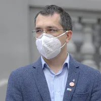 Ministrul Sănătăţii, Vlad Voiculescu, a declarat, într-o conferinţă de presă, că tot mai mulţi români aleg să se vaccineze anti-COVID. / Foto: cursdeguvernare.ro
