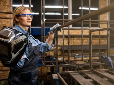 O femeie cu aparat de sudură - Foto: freepik (rol ilustrativ)