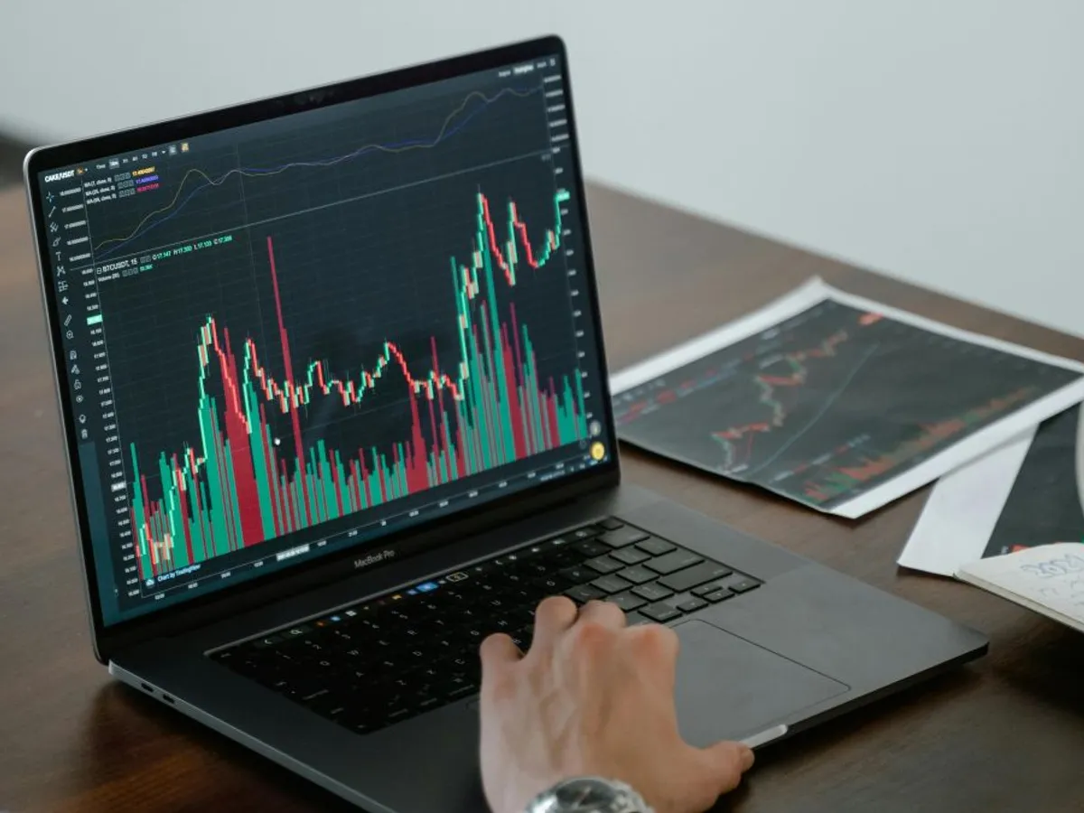 Grafic pe ecranul unui laptop - Foto: Pexels/Tima Miroshnichenko