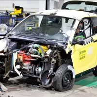 Vrei să-i iei copilului mașină fără permis la 16 ani? Mai gândește-te! Se fac praf la accident - Foto: captură video