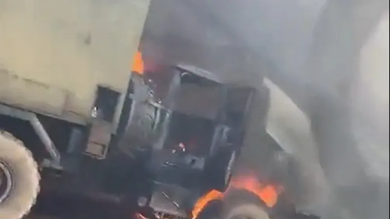 Elicoptere și camioane militare rusești, distruse de forțele ucrainene pe Aeroportul Herson. / Foto: captură ecran