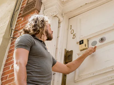 Un bărbat descoperă ceva lângă sonerie - Foto: Freepik (rol ilustrativ)