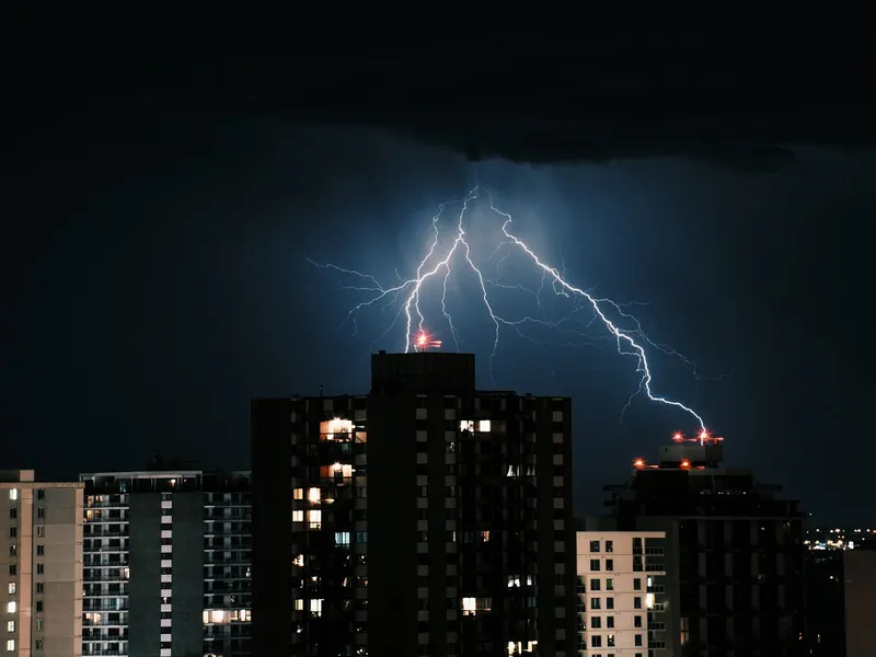 Cum poți fi lovit de fulger deși ești în casă