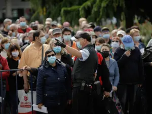 Românii au stat la coadă pentru a se vaccina. Foto: INQUAM/George Calin