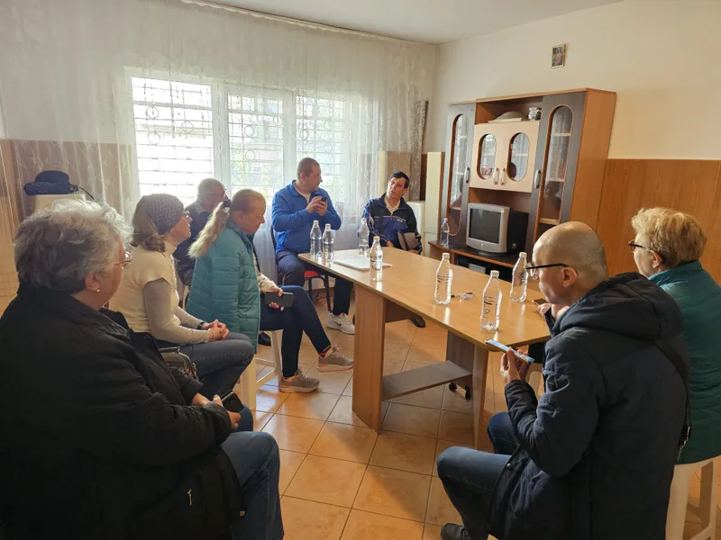 Seniorii nevăzători din Bacău descoperă lumea digitală prin atelierele Fundației Regale Margareta a României - Foto: Asociația Nevăzătorilor Bacău