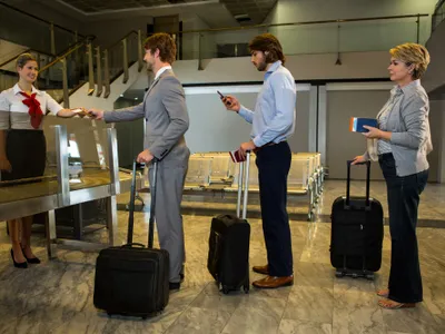 Pasageri cu bagaje în aeroport - Foto: Freepik (rol ilustrativ)