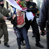 Nina Baghinskaia a fost săltată de oameni ai forțelor de ordine fără însemne pe uniforme Foto: Profimedia