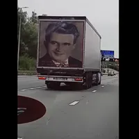 Dictatorul Nicolae Ceaușescu, surprins lângă Londra. Portretul său e lipit pe un TIR de „SV”. / Foto: captură video