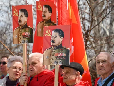 Ruși având portrete cu Stalin - Foto: Profimedia Images