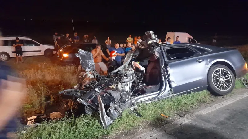 Un Audi s-a înfipt violent într-un TIR pe DN 2C. Șoferul și o fată de 16 ani au murit pe loc - Foto: Facebook/Info Trafic 24