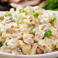 VIDEO 8 euro, salata rusească vândută la meniul de la restaurantul de la summitul NATO/Photo: Hamariweb