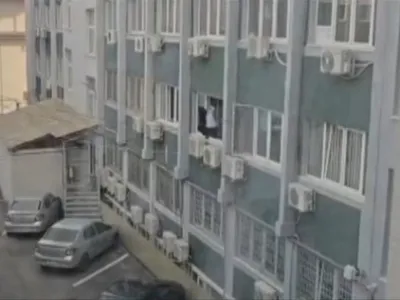 VIDEO. O polițistă a fost surprinsă în timp ce spăla geamurile la serviciu