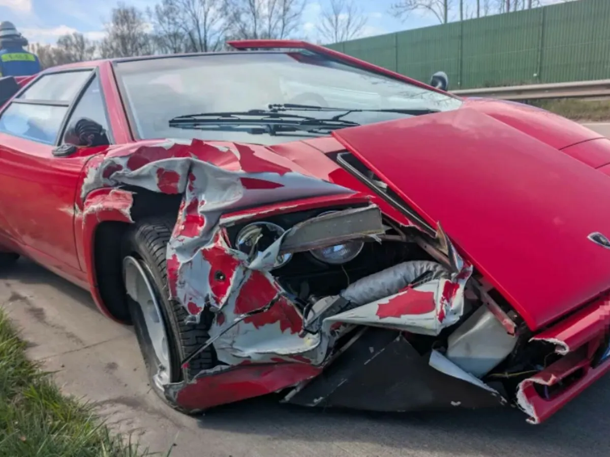 Un bătrân de 83 de ani a scăpat cu viață după ce a făcut praf un Lamborghini de 200.000 de euro - Foto: Bild