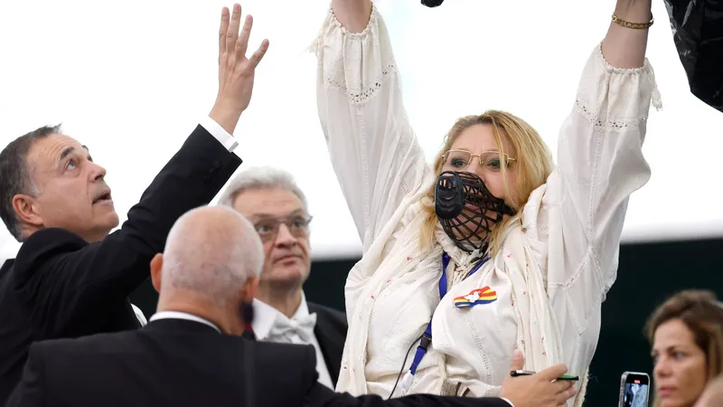 Șoșoacă, crize de nervi după ce susținătorii i-au cerut mâncare și apă: Nu vă e rușine? De unde bani - Foto: Profimedia images