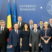 Aurescu și Alexandru, umăr la umăr în poza guvernamentală oficială/FOTO: guv.ro