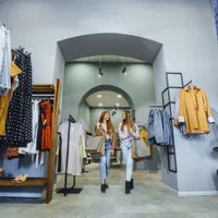 Faliment în lumea modei. Un cunoscut retailer închide 30 de magazine. Ce se întâmplă cu hainele? - Foto: Freepik (rol ilustartiv)