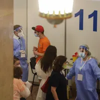 Un medic i-a convins și pe anti-vacciniști să se imunizeze. Foto: INQUAM/Octav Ganea